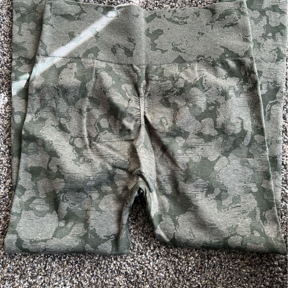 Gym shark camo set! Will sell seperate . Lightly worn . Very good condition!